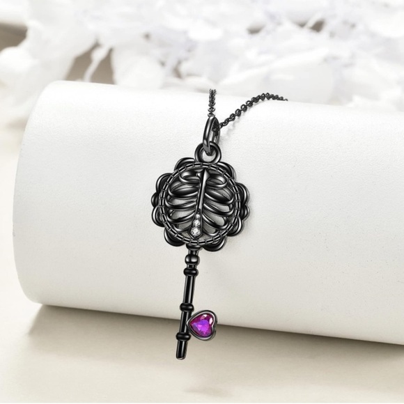 18k Skeleton Heart Key Necklace - Picture 2 of 5